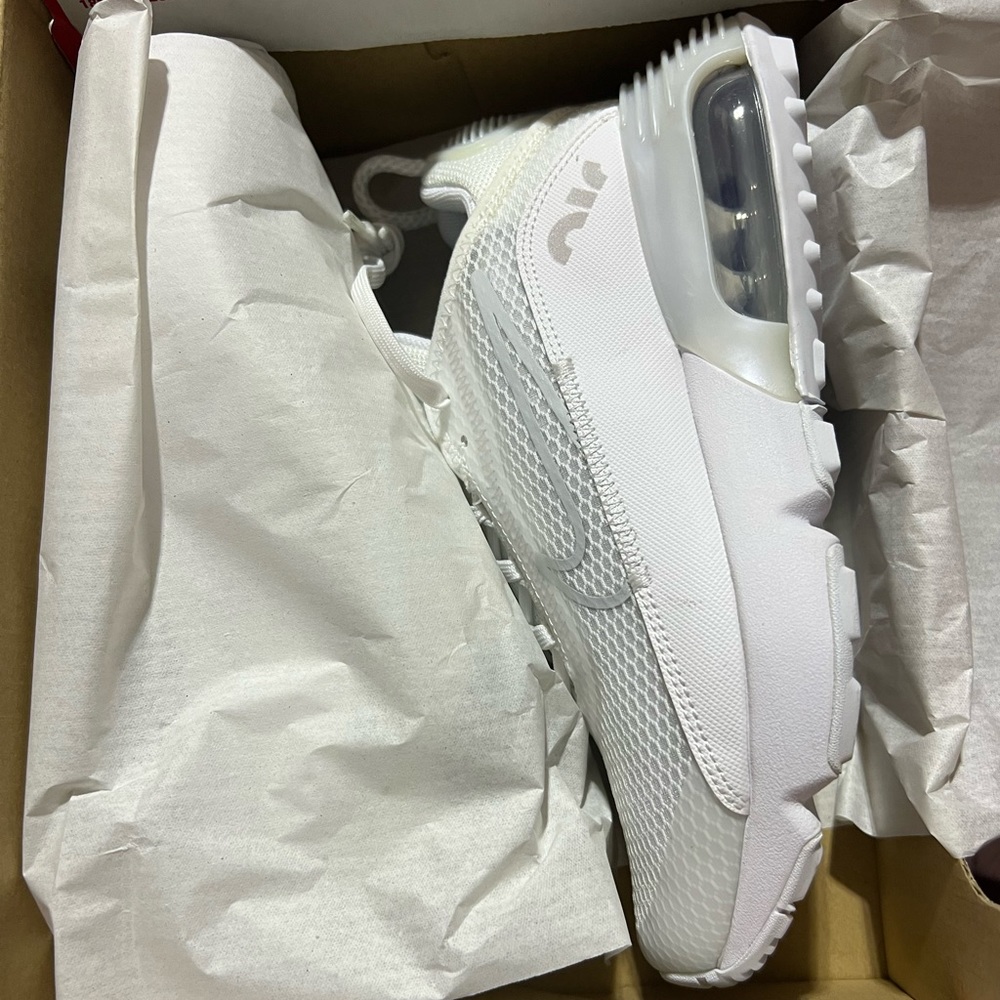 AIR MAX 2090 GS
"Triple White" CJ4066-102 - Picture 9 of 11